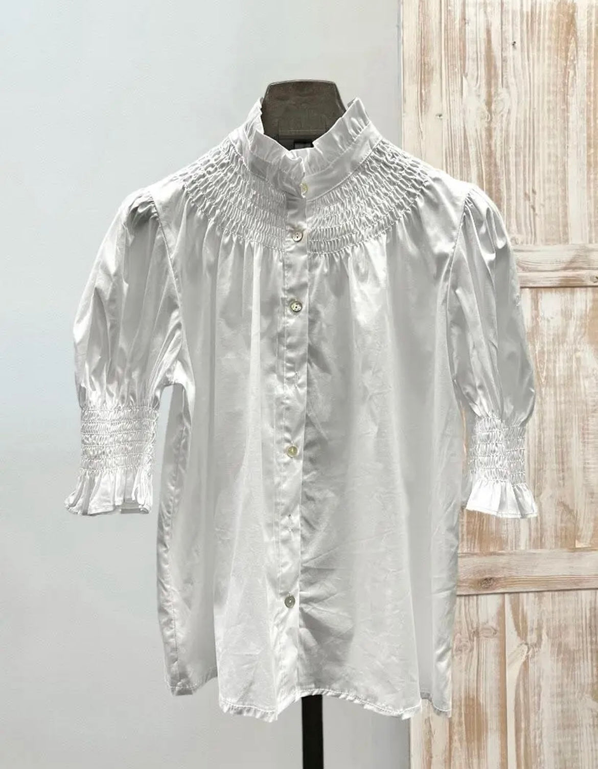 Camisa blanca fruncida