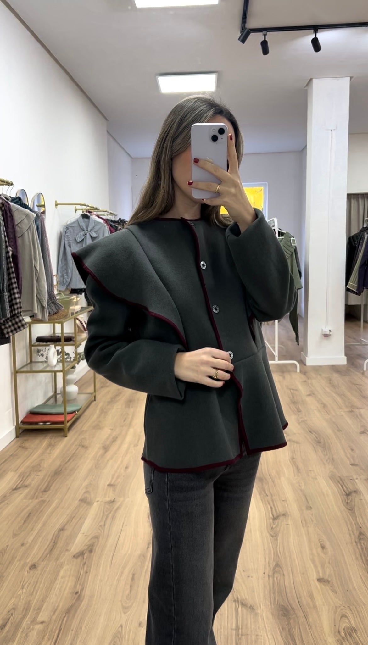 Chaqueta gris volantes