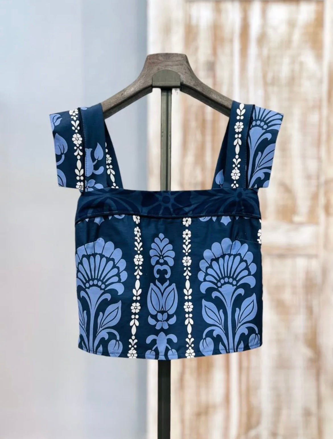 Top hombreras estampado azul