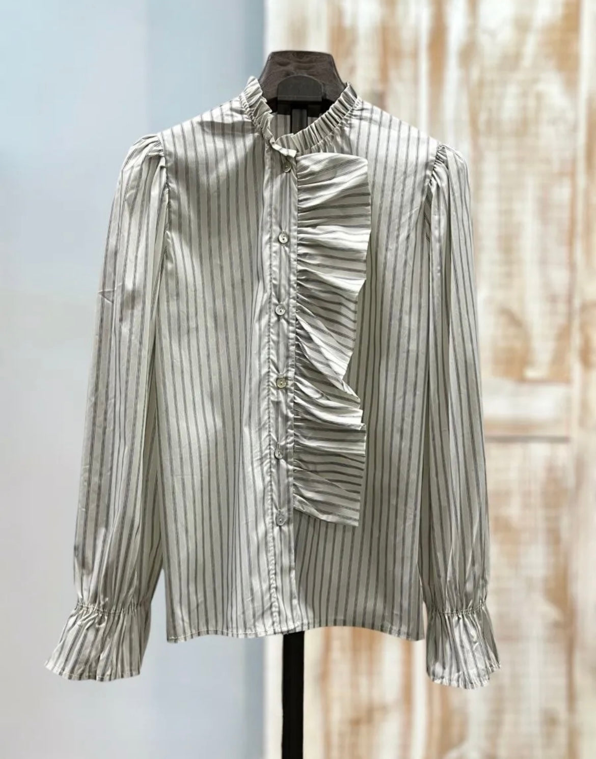 Camisa rayas detalle volante