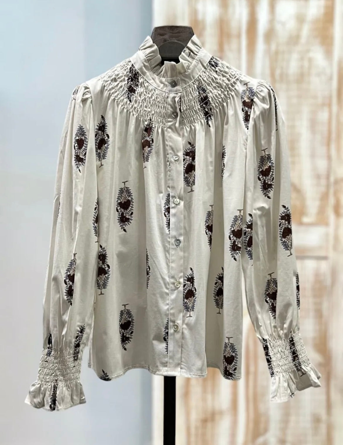 Camisa blanca fruncida estampado marrón
