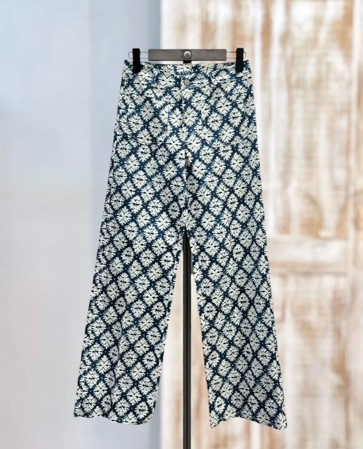 Pantalón azul estampado