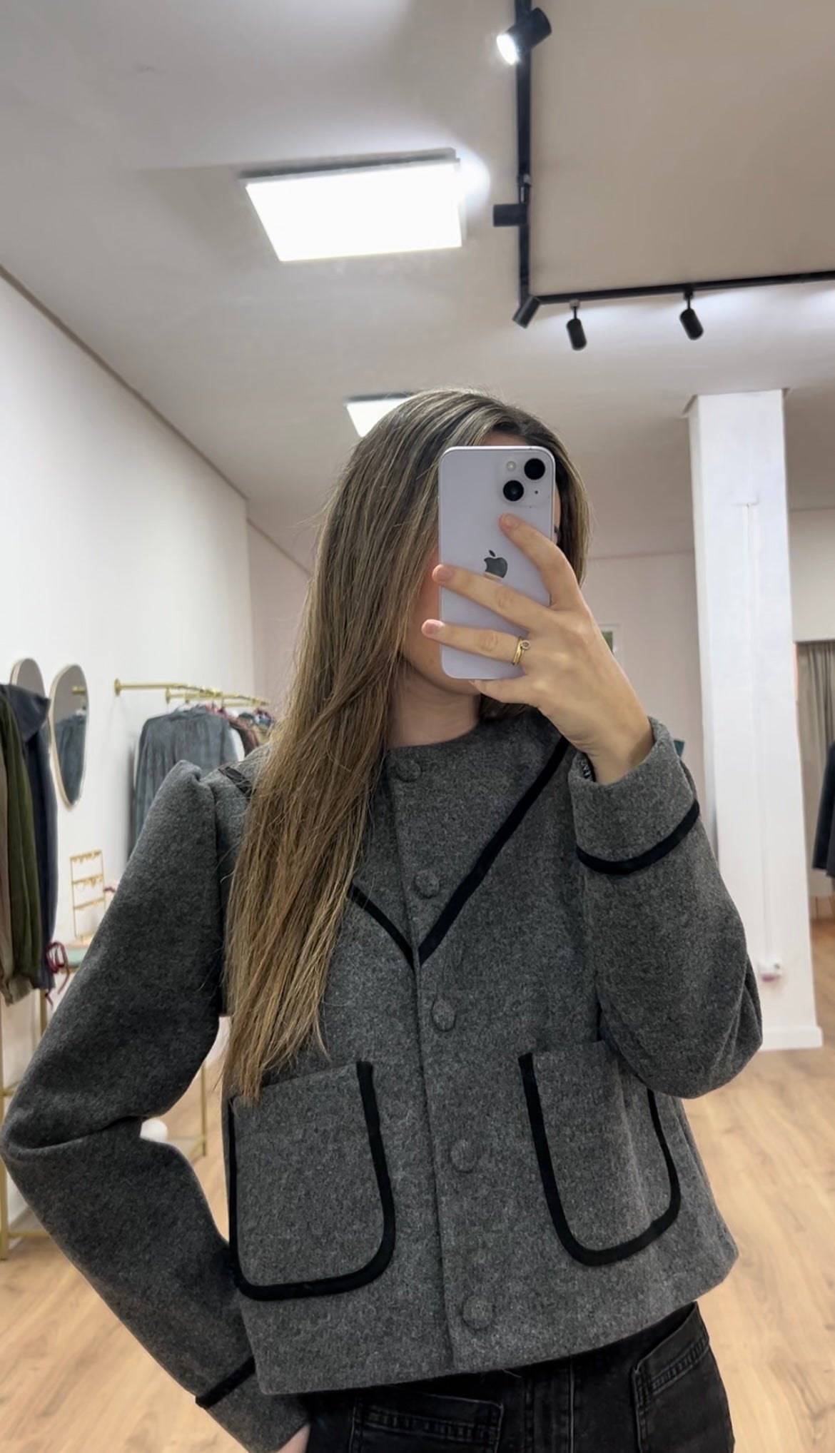 Chaqueta gris detalles negros