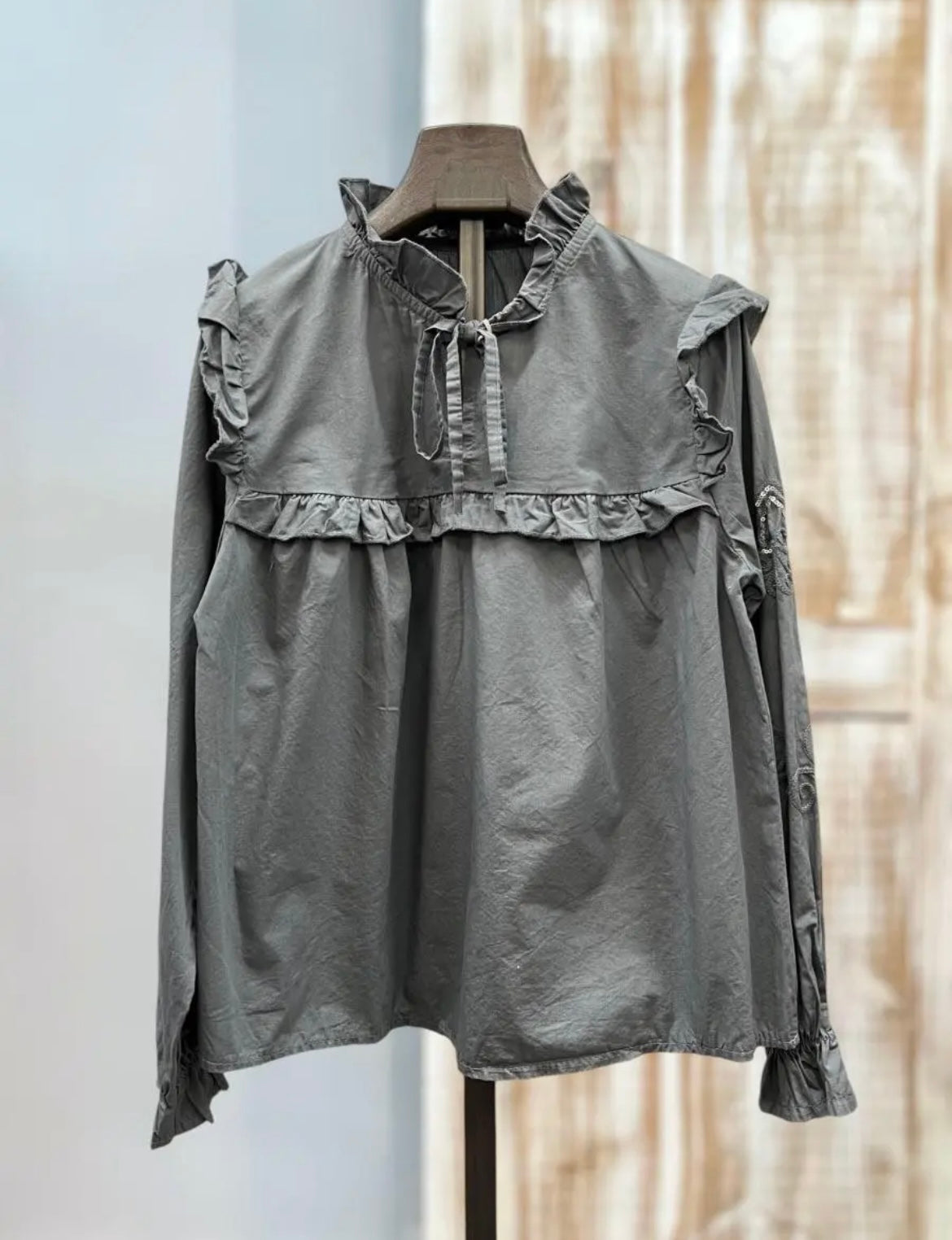 Camisa gris lazo
