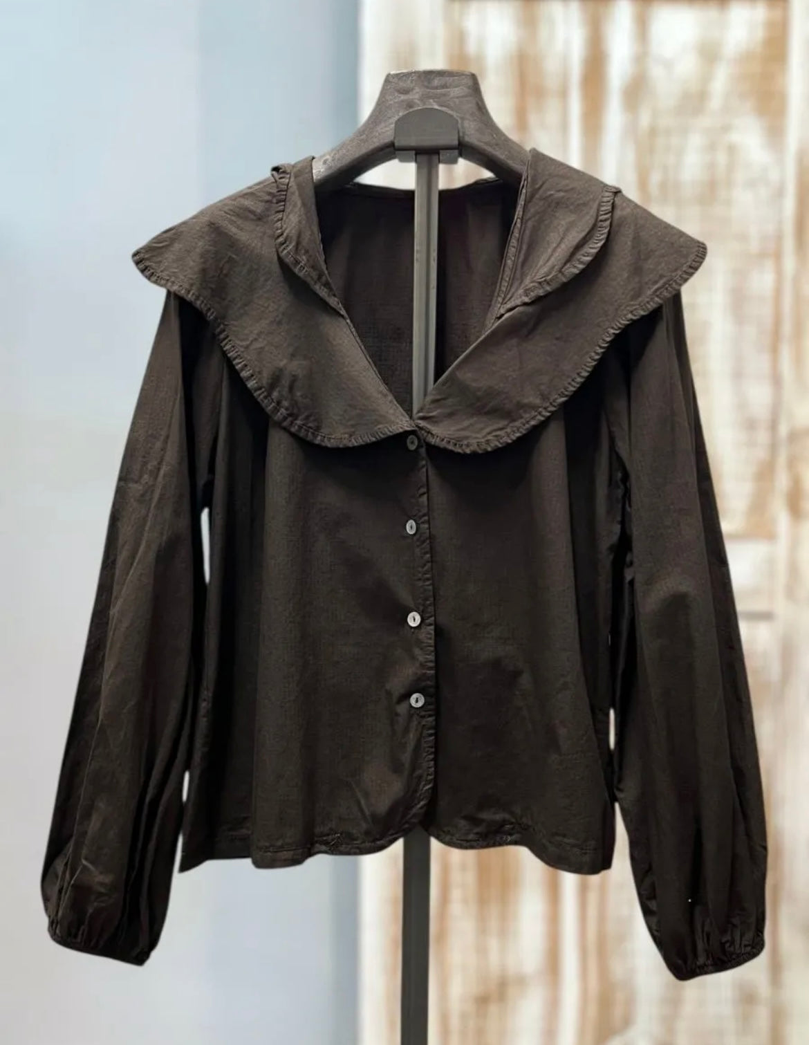 Blusa marrón cuellos