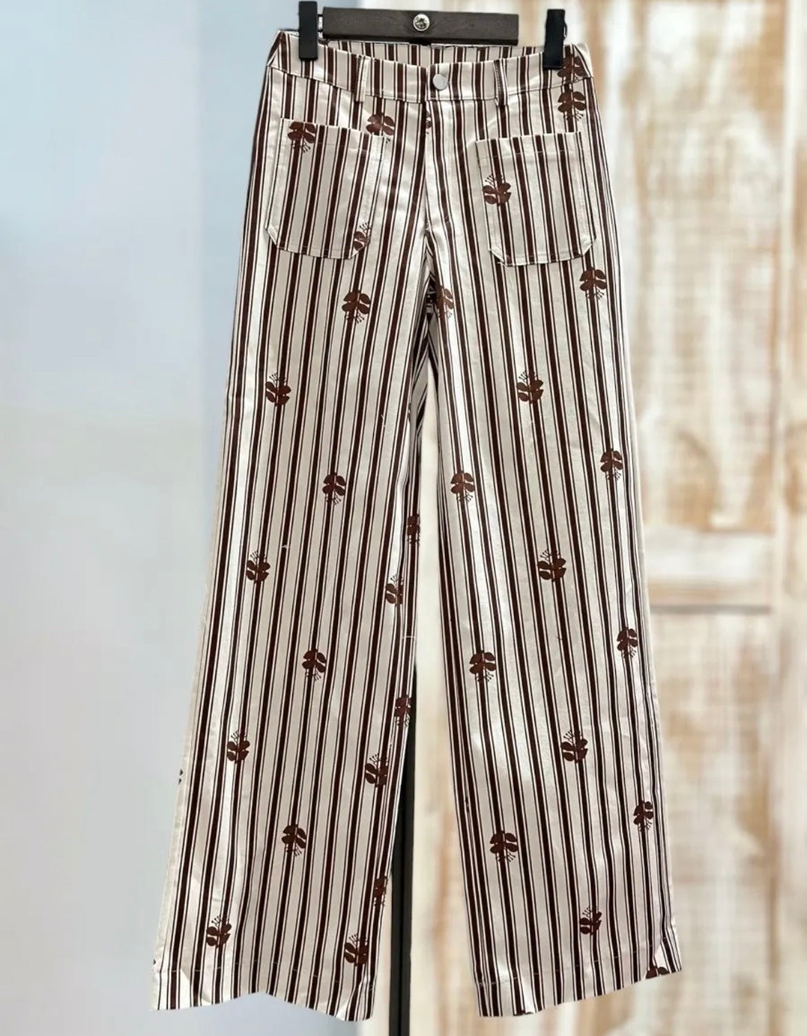 Pantalón marrón rayas estampado