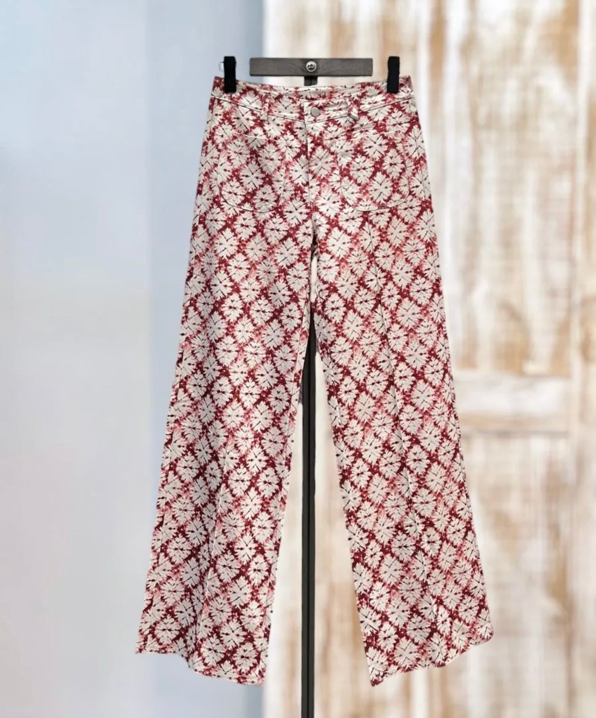 Pantalón estampado granate