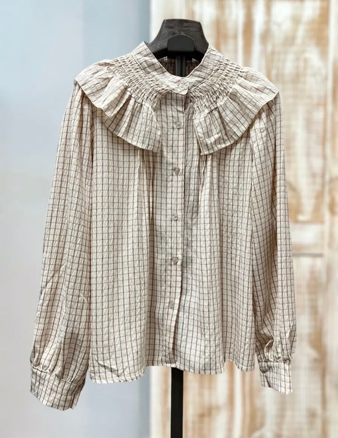 Camisa cuadros detalle volante beige