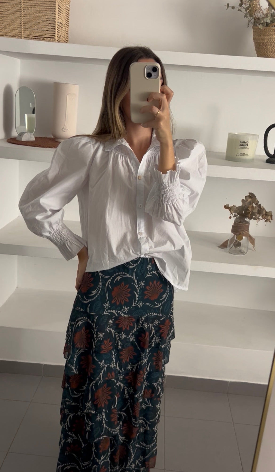 Camisa blanca fruncida