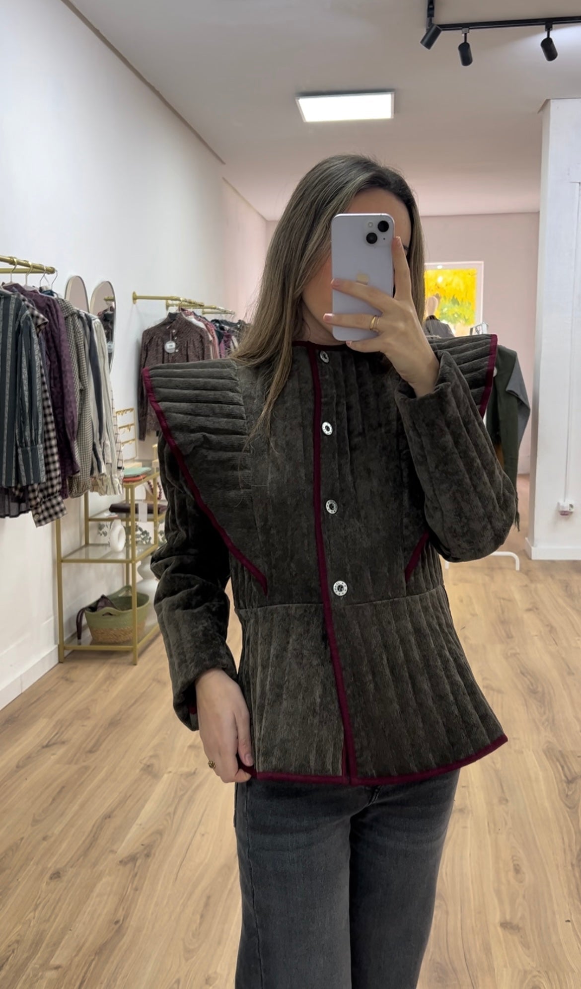 Chaqueta acolchada marrón chocolate volantes