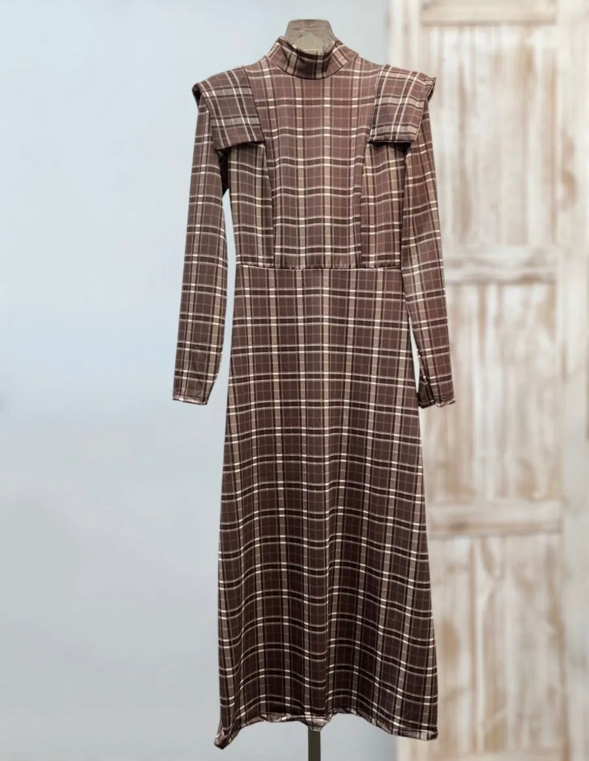 Vestido marrón cuadros hombreras