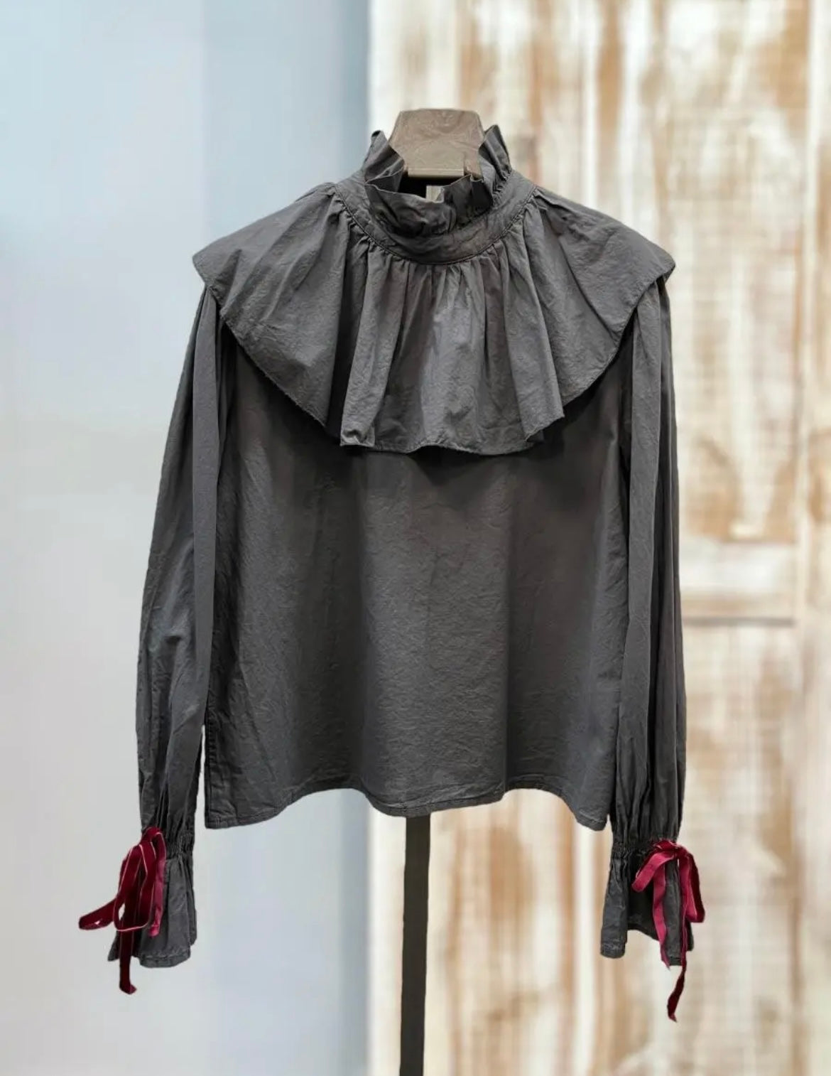Blusa volante gris con lazos