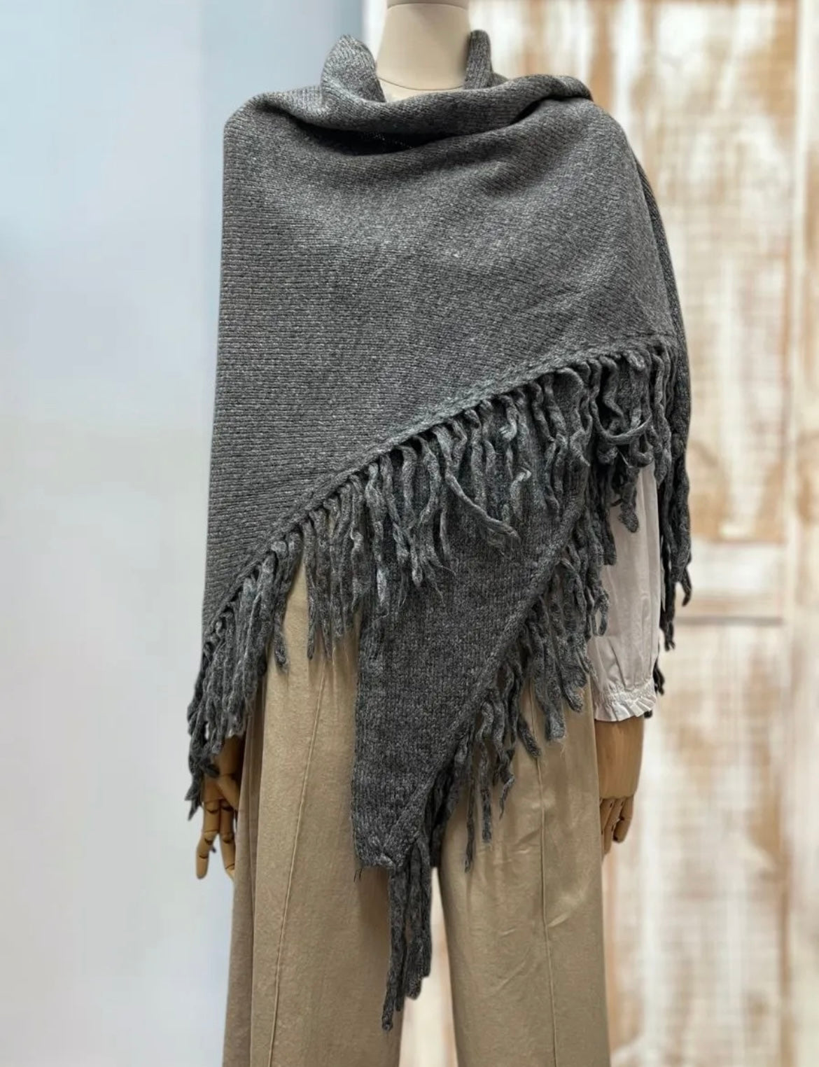 Poncho flecos gris