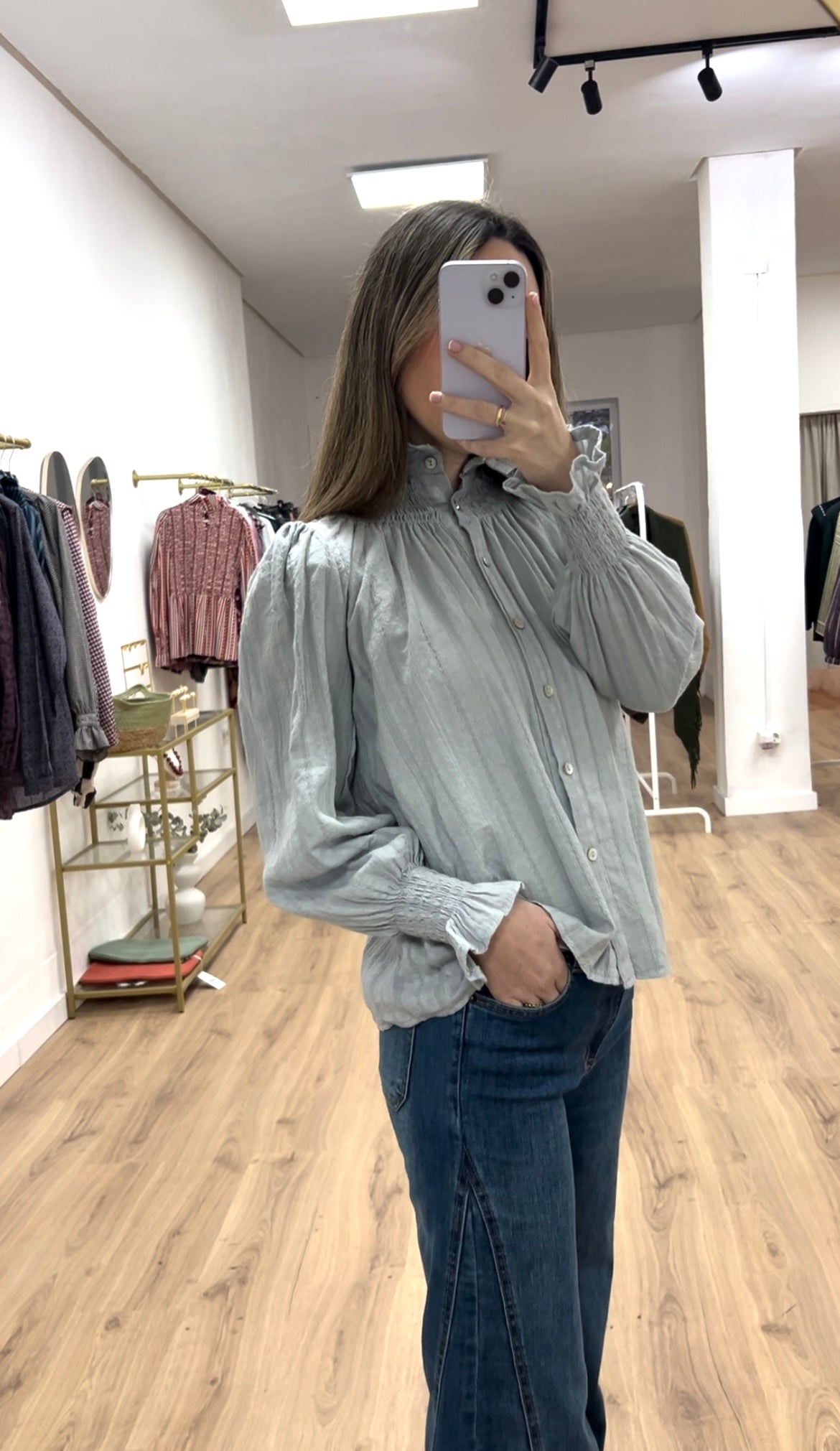 Camisa fruncida bordada grisácea