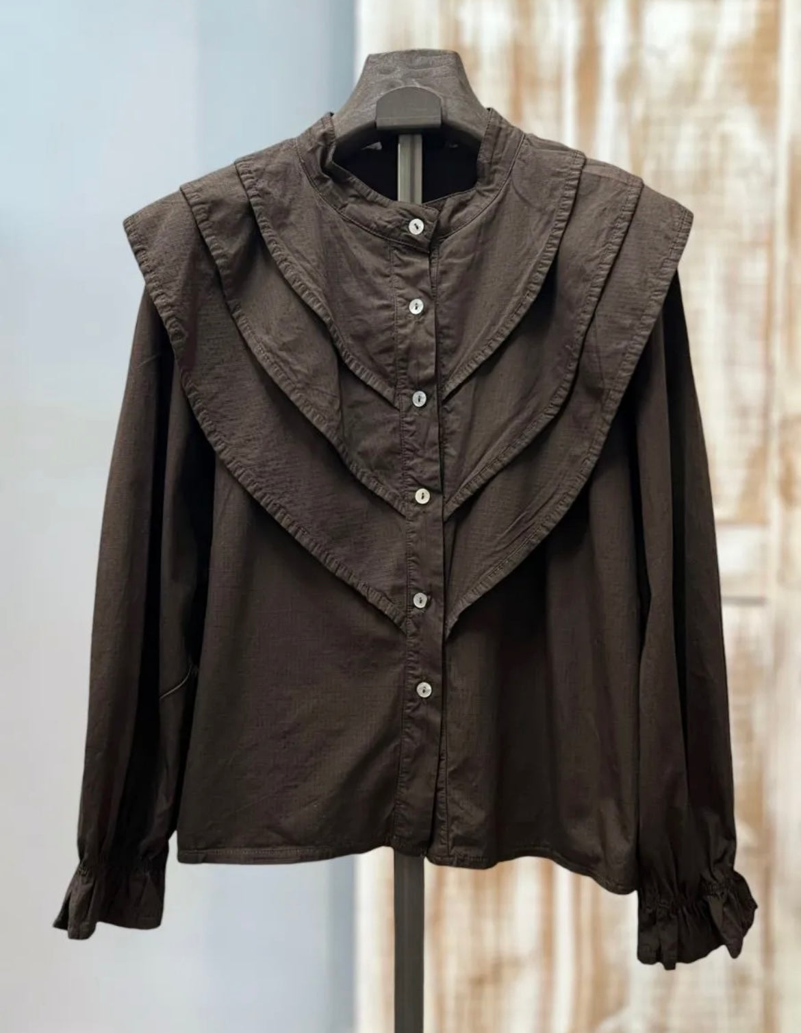 Camisa marrón volantes