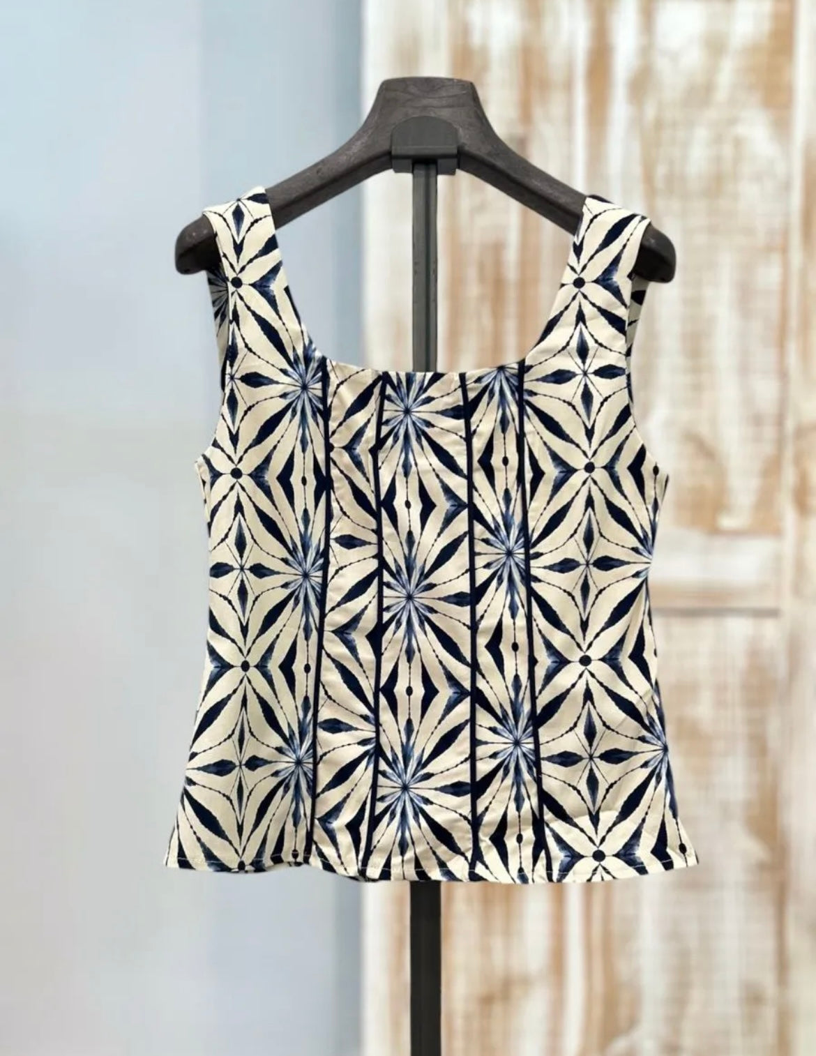 Top estampado azul tirante ancho