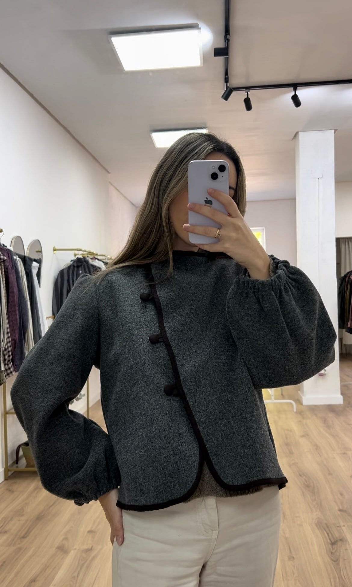Chaqueta gris ribetes