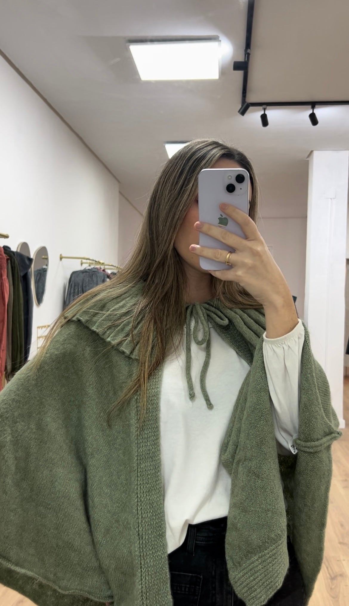 Poncho verde cuello plisado