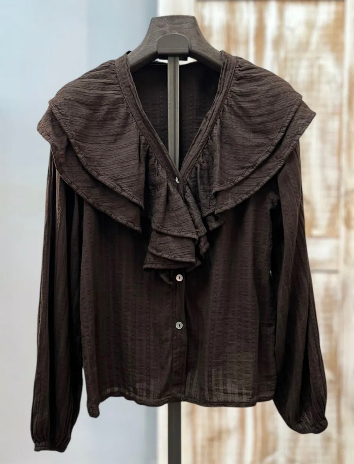 Camisa marrón chocolate volante