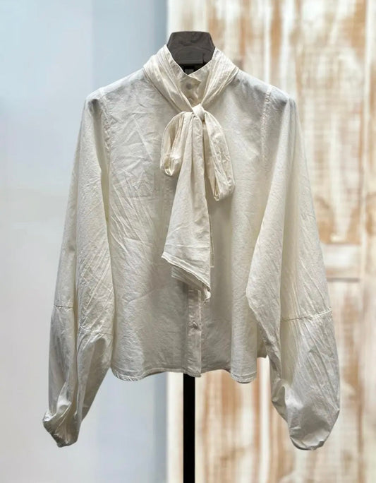 Blusa color crema lazo