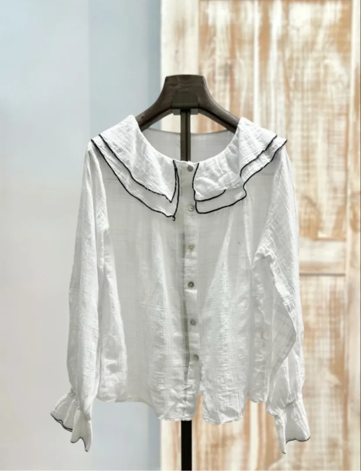 Blusa blanca cuello volante