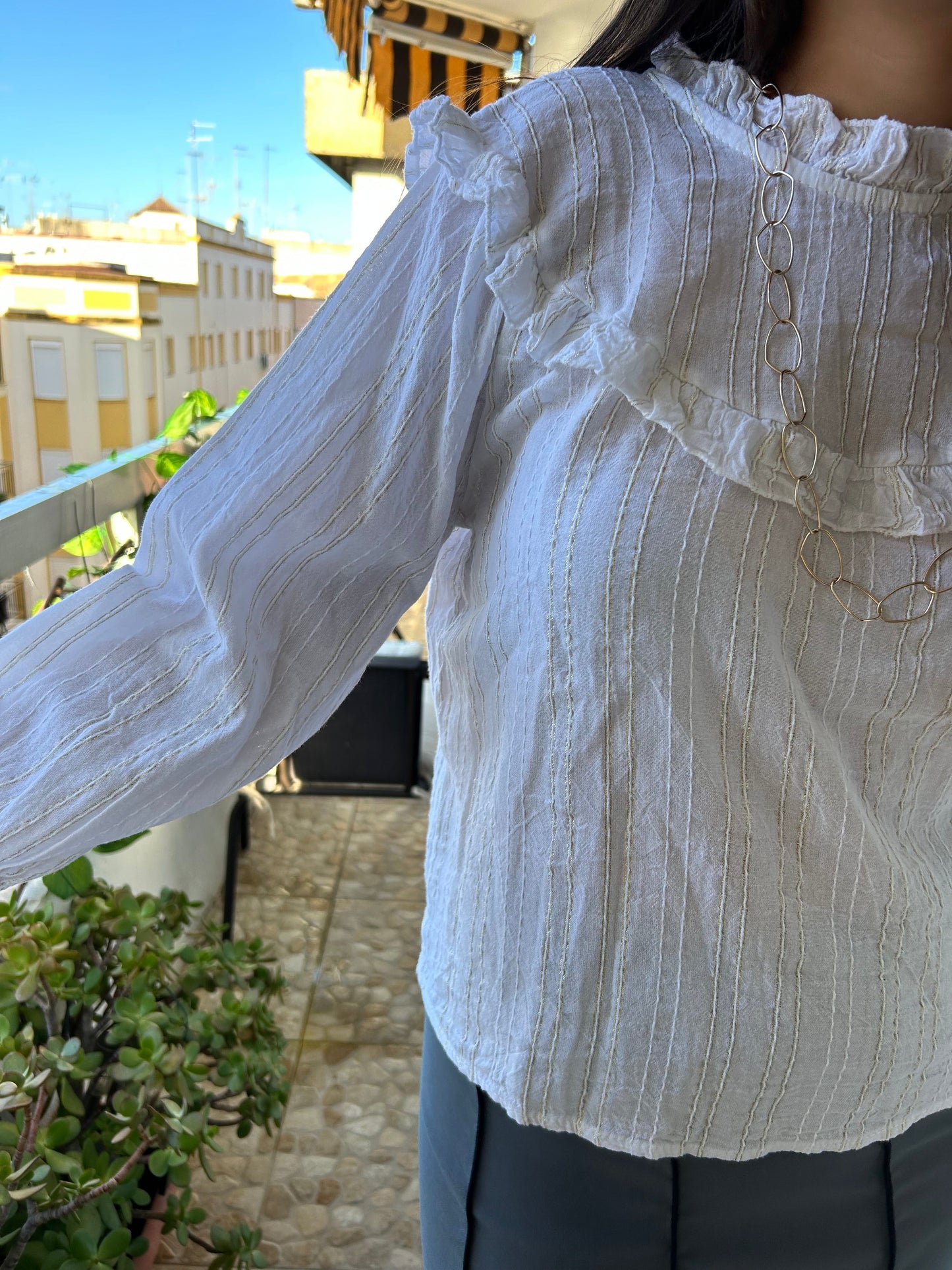 Blusa blanca y dorada detalle volante