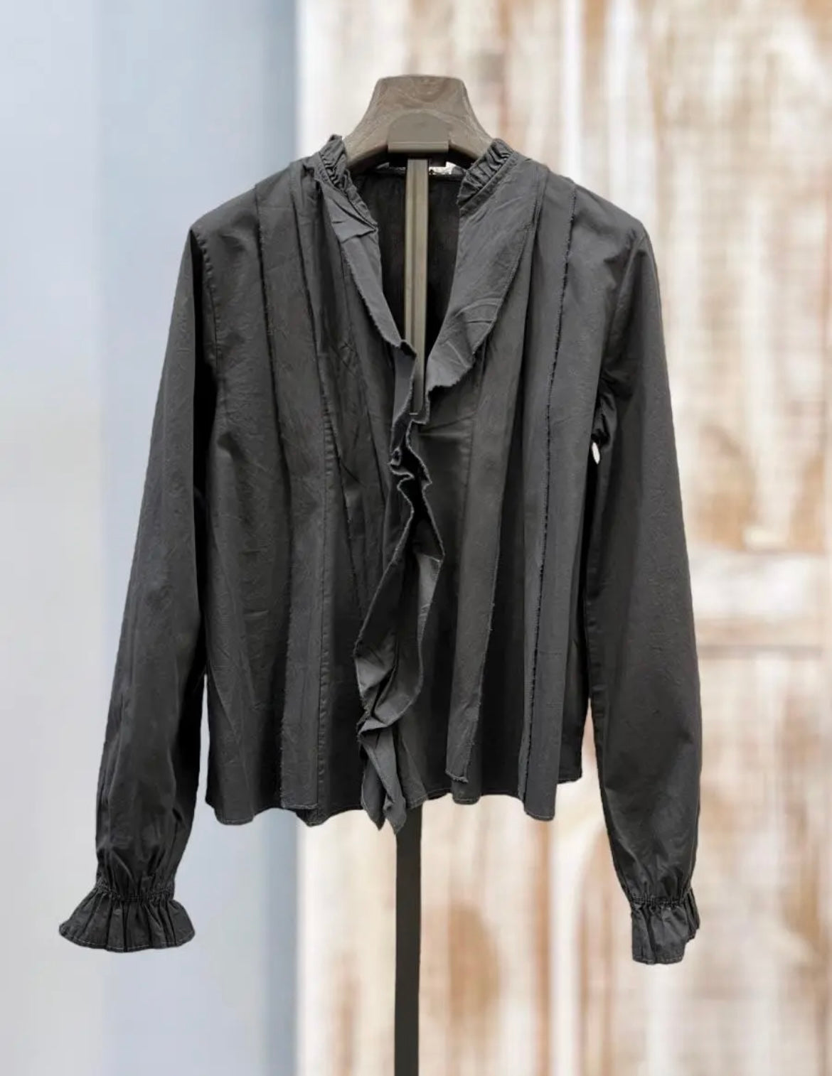 Camisa gris volante