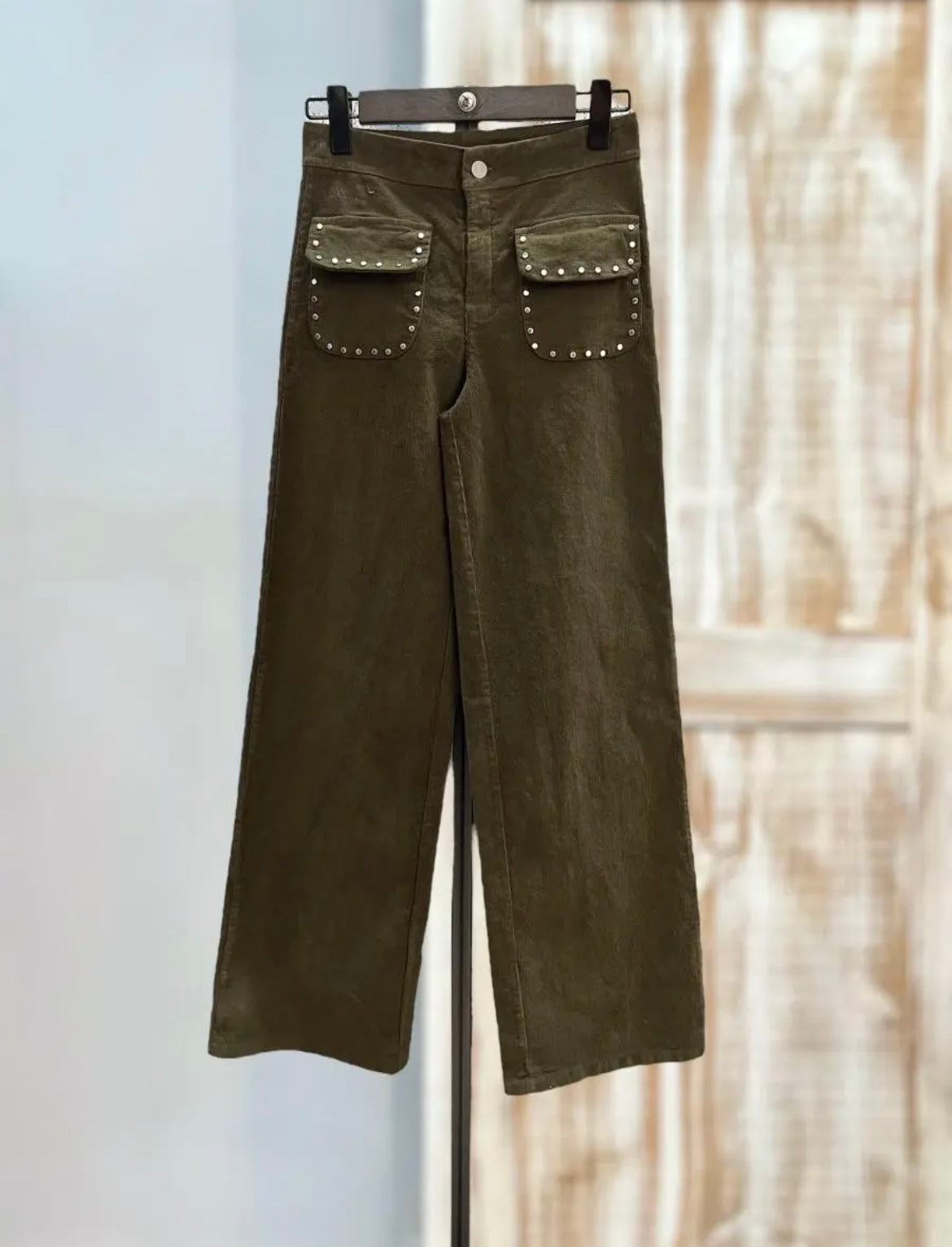 Pantalón caqui bolsillos tachuelas