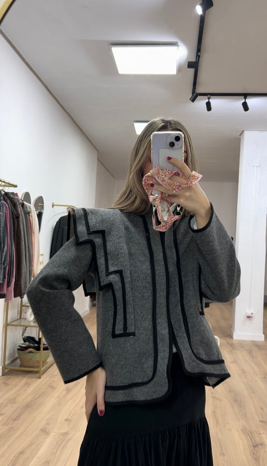 Chaqueta gris hombreras toreras