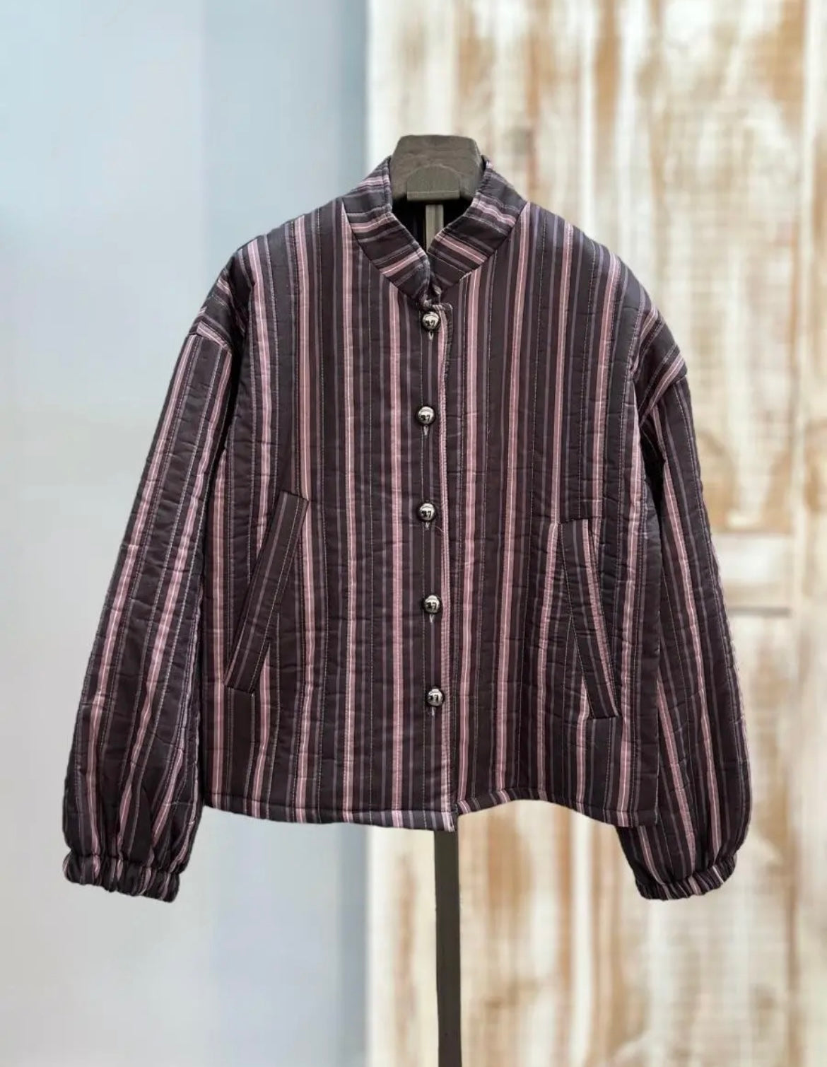 Chaqueta acolchada morada rayas