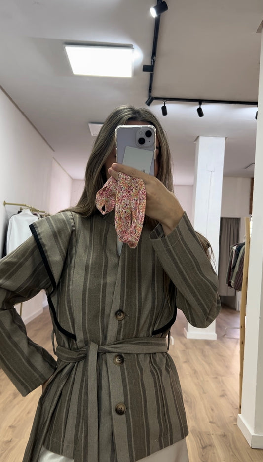 Chaqueta detalle volante rayas beige