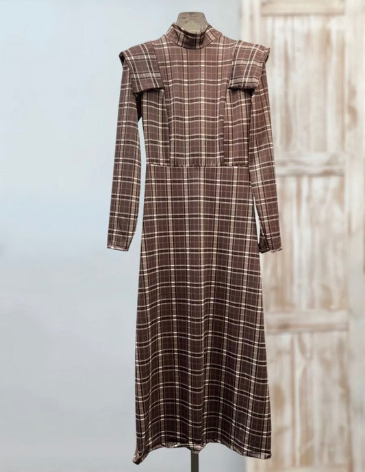 Vestido marrón cuadros hombreras