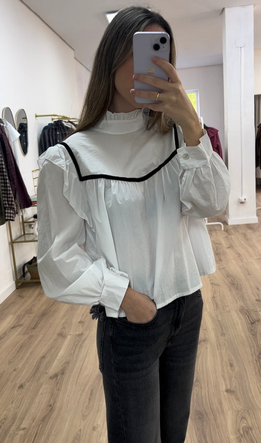 Blusa blanca detalle negro