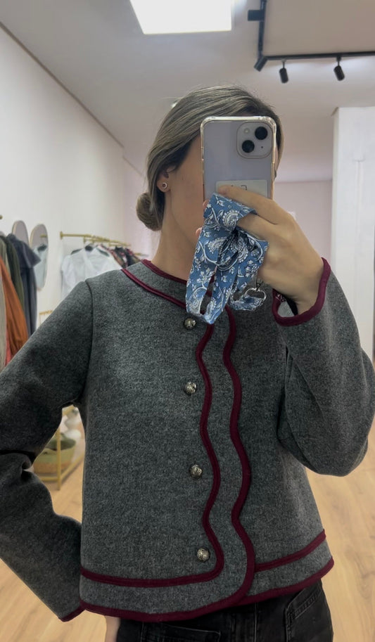 Chaqueta gris detalle burdeos