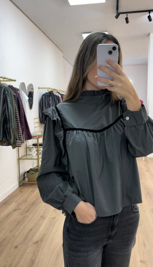 Blusa gris detalle negro