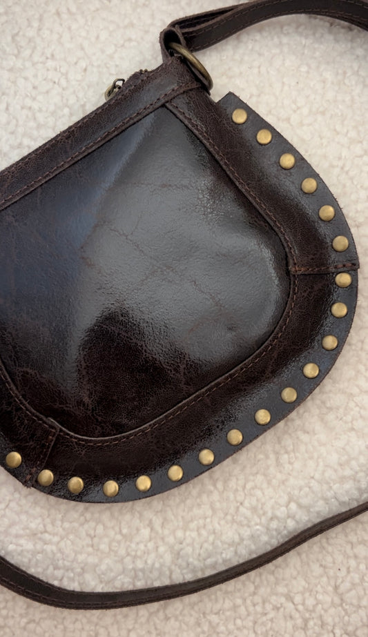 Bolso marrón chocolate tachuelas