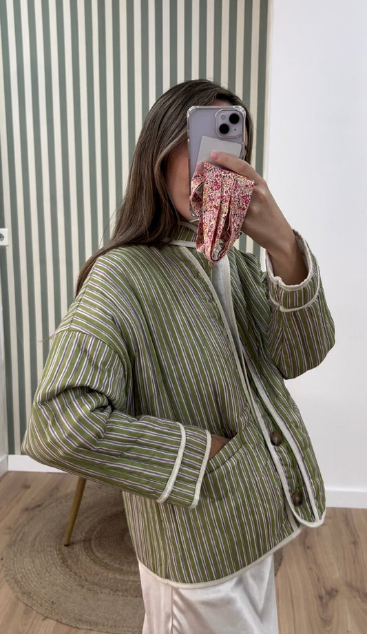 Chaqueta acolchada verde estampada