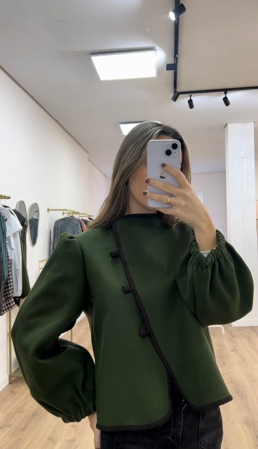 Chaqueta verde ribetes marrón