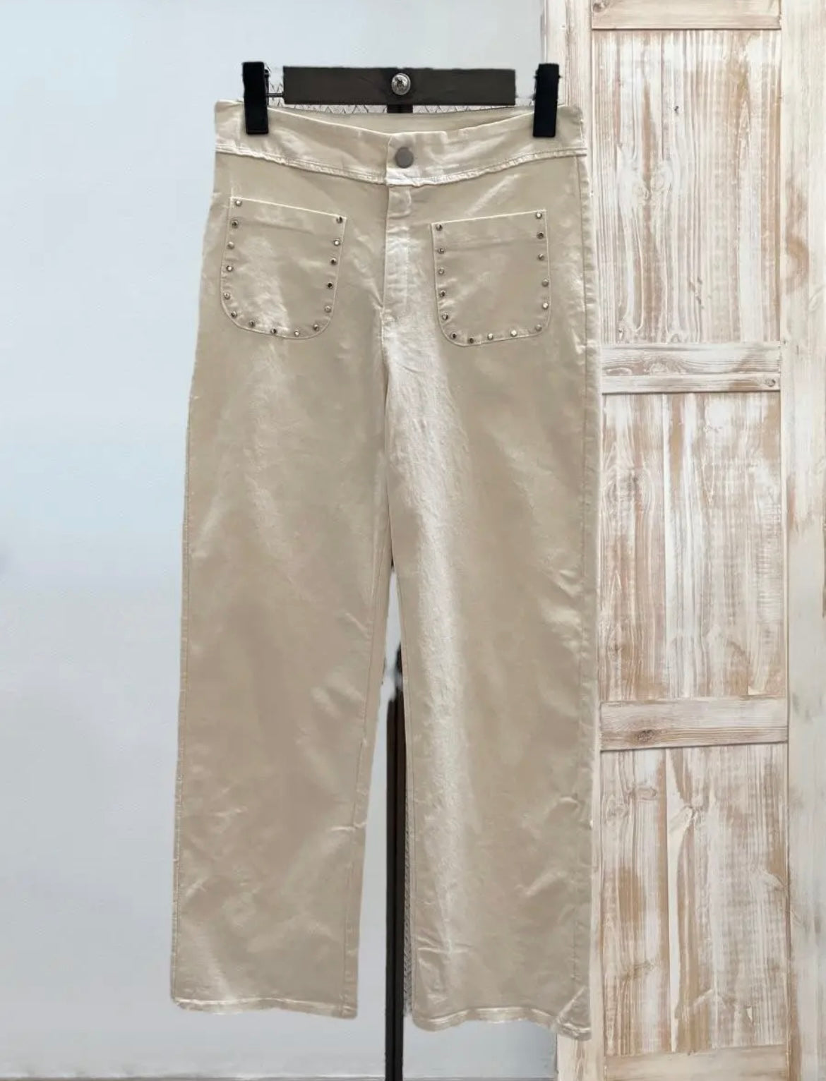 Pantalón color crema tachuelas