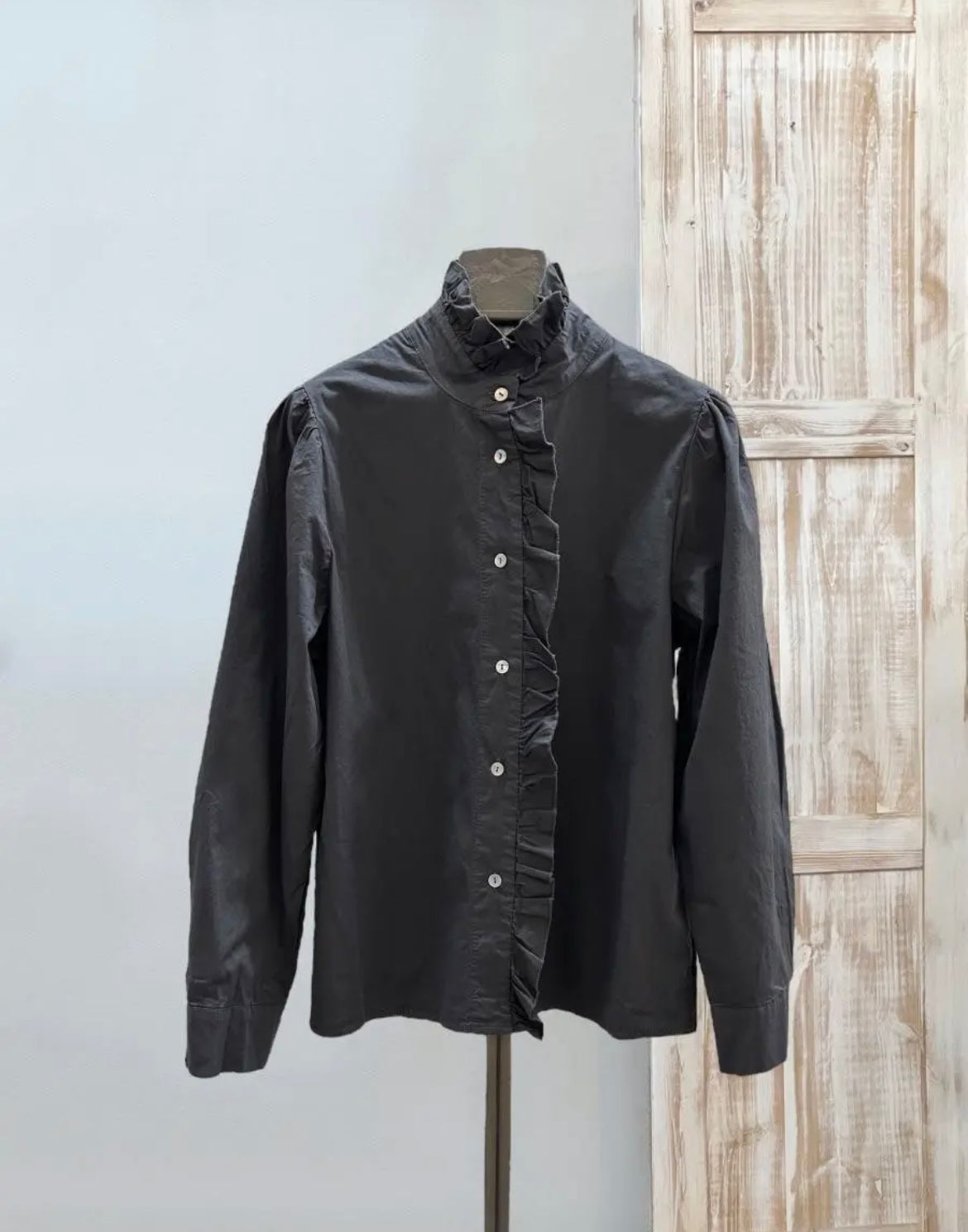 Camisa gris volante