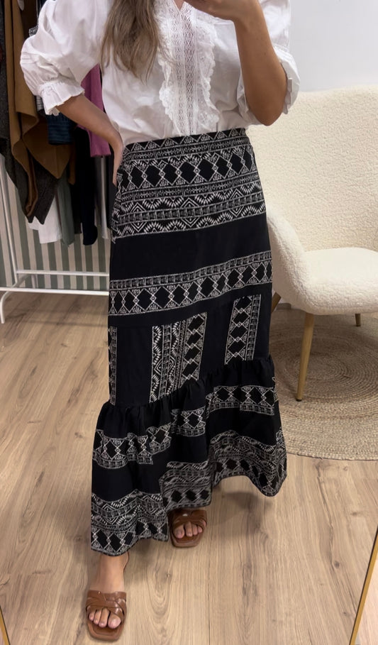 Falda negra estampada