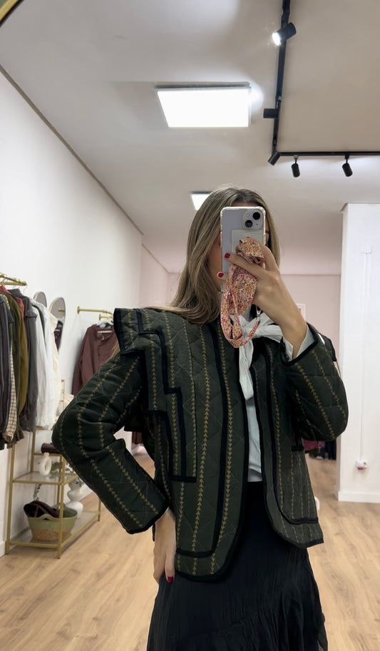 Chaqueta hombreras estampada