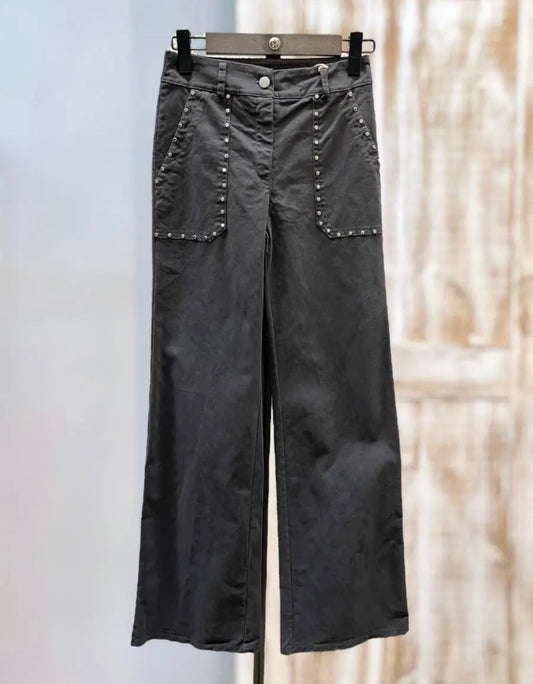 Pantalón gris tachuelas