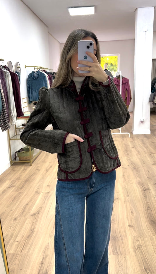 Chaqueta marrón ribetes rojos