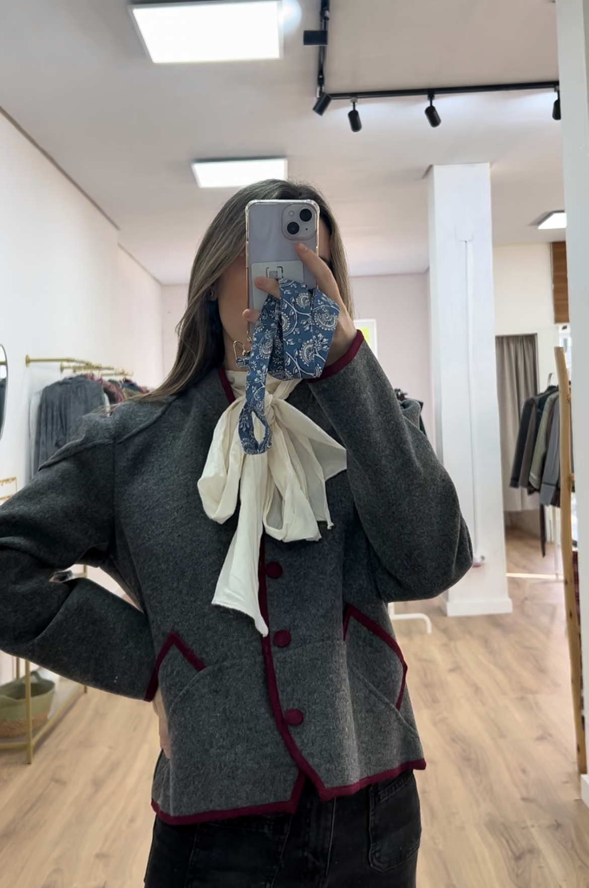 Chaqueta gris detalles